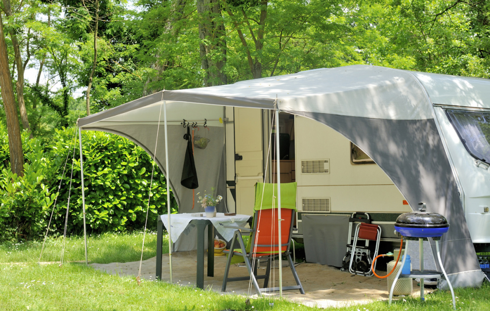 Campingplatz mit Wohnanhänger am Badesee Kötitz