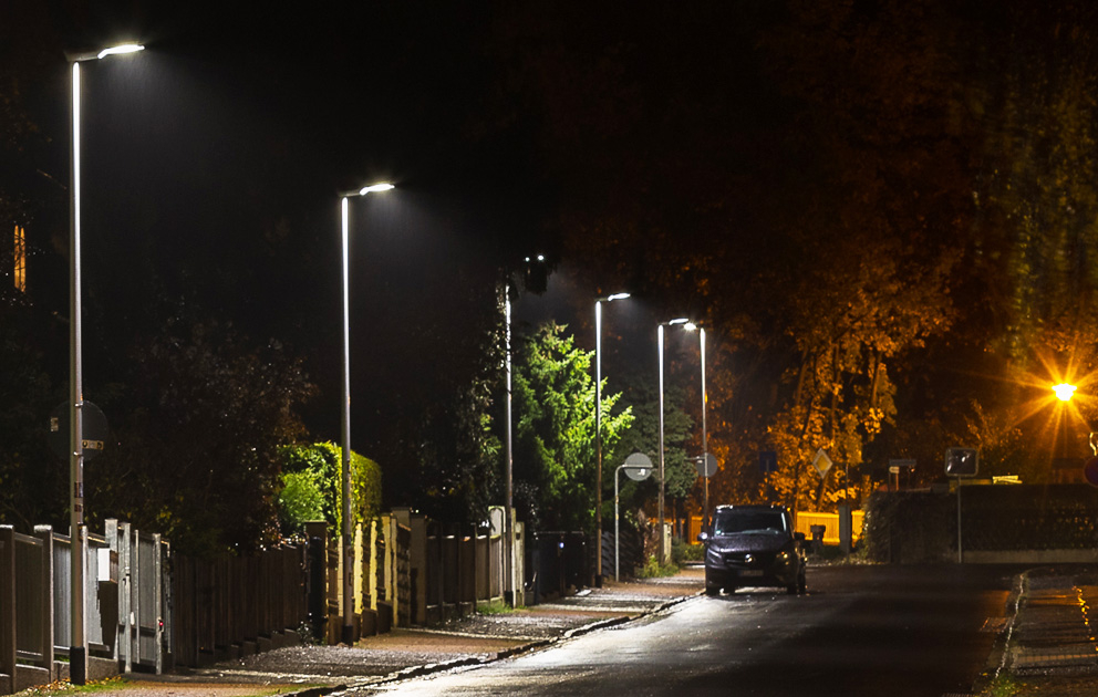 Strassenzug mit LED Straßenbeleuchtung