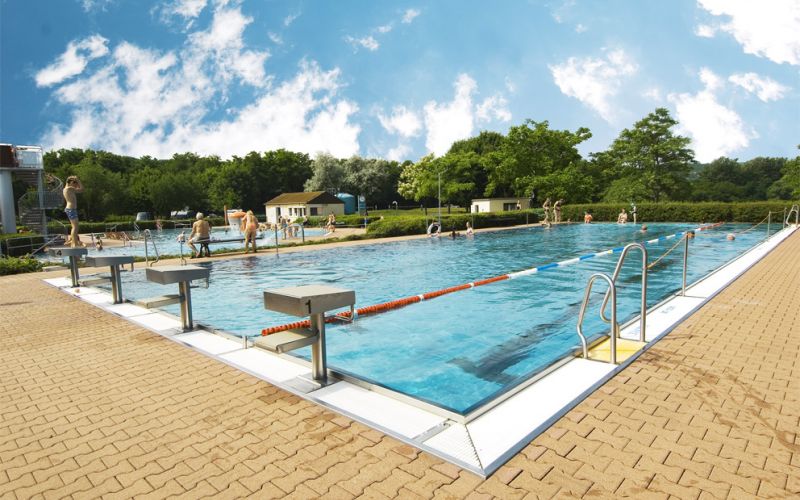 25-m-Schwimmerbecken mit vier Sprungblöcken