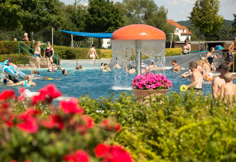 belebtes Erlebnisbecken mit Wasserpilz