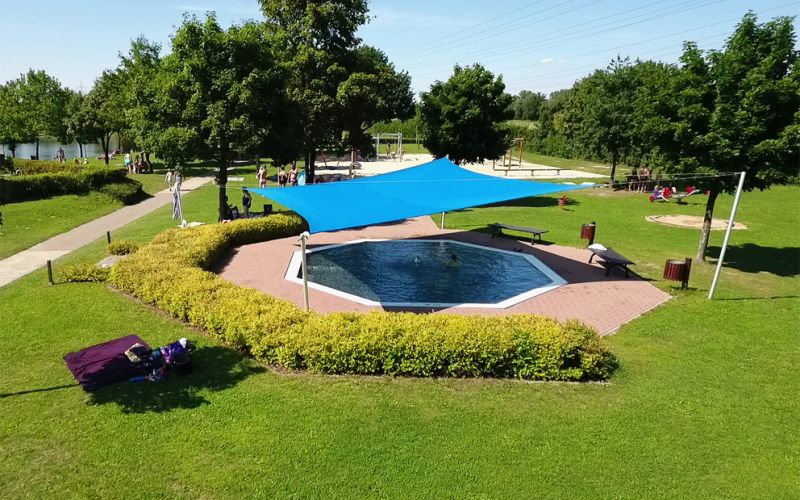 Kinderplanschbecken mit blauem Sonnensegel