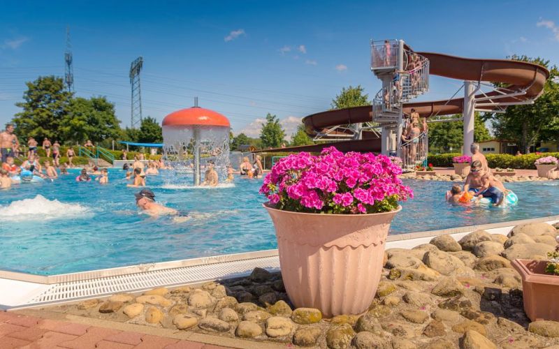 belebtes Erlebnisbecken mit Wasserpilz