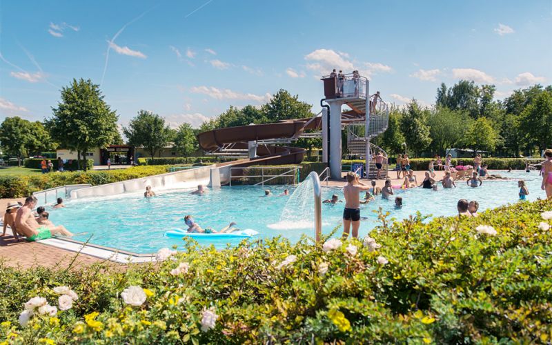 belebtes Erlebnisbecken mit Riesenrutsche und Schwalldusche