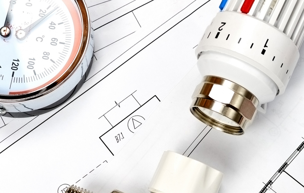 Planungsunterlagen mit Thermostat und Thermometer